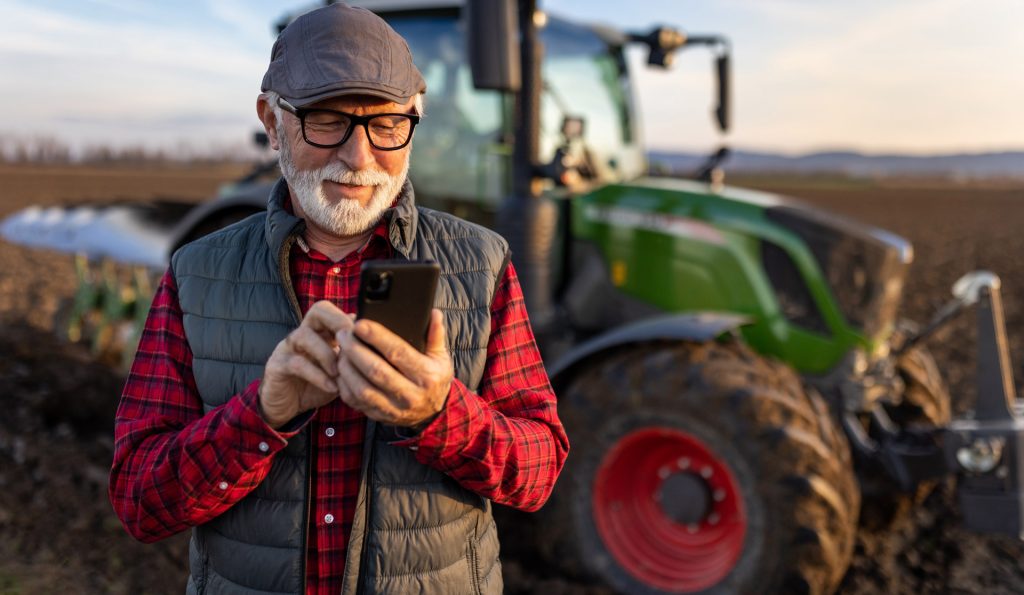 LandwirtmitSmartphone2